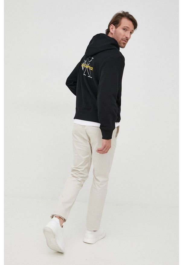 Calvin Klein Jeans bluza bawełniana J30J320608.PPYY męska kolor czarny z kapturem z nadrukiem. Typ kołnierza: kaptur. Kolor: czarny. Materiał: bawełna. Wzór: nadruk