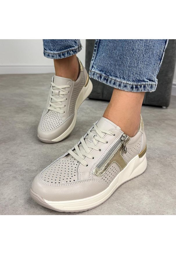 Beżowe skórzane ażurowe półbuty damskie Vinceza 95403. Okazja: na co dzień, na spacer. Nosek buta: okrągły. Zapięcie: sznurówki. Kolor: beżowy. Szerokość cholewki: normalna. Wzór: ażurowy. Materiał: skóra. Sezon: wiosna, lato. Obcas: na koturnie. Styl: casual, klasyczny, elegancki