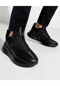 Alexander McQueen - ALEXANDER MCQUEEN - Czarne sneakersy z łączonych materiałów. Zapięcie: sznurówki. Kolor: czarny. Materiał: materiał