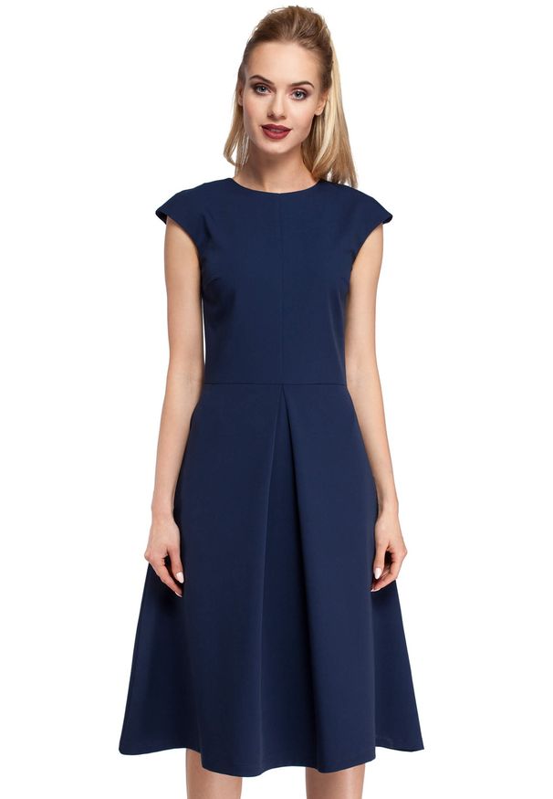 Sukienki.shop - Elegancka sukienka trapezowa z kontrafałdą wizytowa granatowa. Okazja: na wesele, na ślub cywilny, na imprezę, na komunię. Kolor: niebieski. Materiał: materiał, elastan, jeans. Długość rękawa: krótki rękaw. Wzór: gładki. Typ sukienki: trapezowe. Styl: wizytowy, elegancki