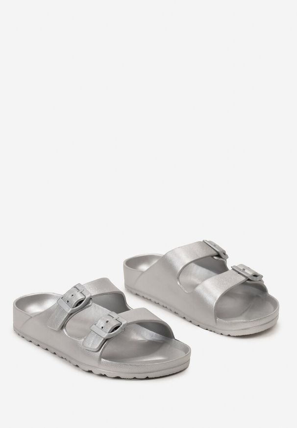 Born2be - Srebrne Piankowe Klapki z Dwiema Klamerkami Tropia. Okazja: na co dzień. Kolor: srebrny. Materiał: bawełna, len. Obcas: na obcasie. Styl: casual. Wysokość obcasa: niski