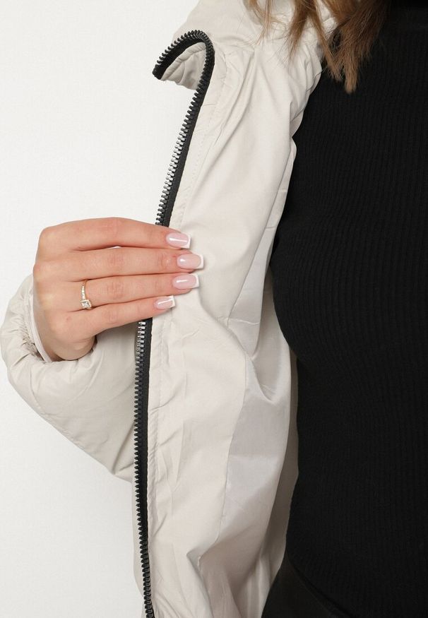 Born2be - Biała Pikowana Kurtka Puffer z Kapturem i Ozdobnymi Taśmami Relania. Okazja: na co dzień, na spacer. Typ kołnierza: kaptur. Kolor: biały. Materiał: dzianina, skóra, poliester. Styl: casual