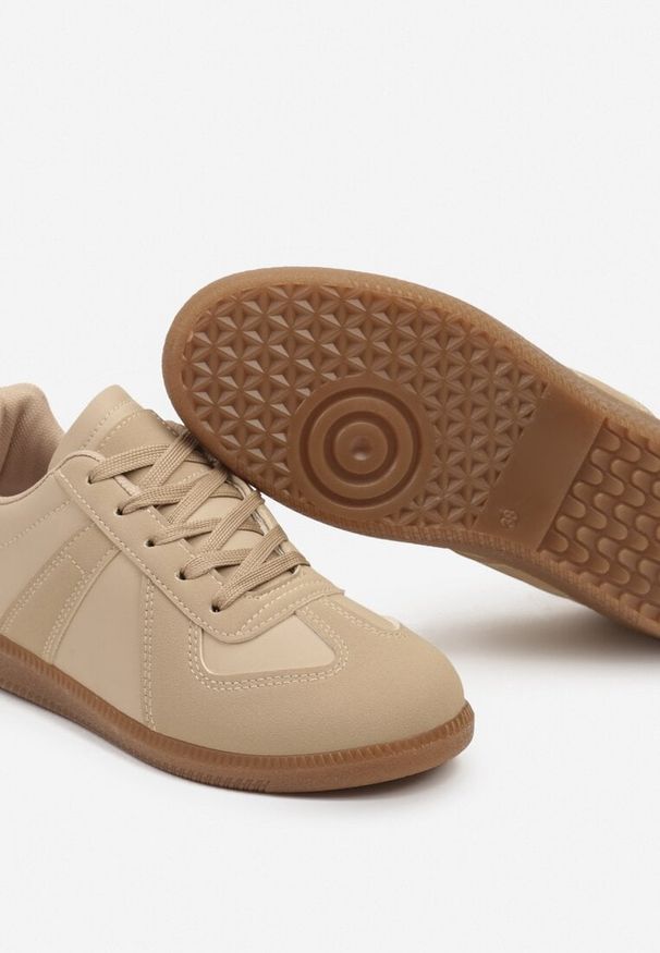 Born2be - Ciemnobeżowe Sznurowane Sneakersy na Płaskiej Podeszwie z Ozdobnymi Elementami z Ekoskóry Eladora. Okazja: na co dzień, na spotkanie biznesowe, do pracy. Zapięcie: sznurówki. Kolor: beżowy. Materiał: jeans, materiał. Obcas: na płaskiej podeszwie