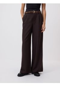 Reserved - Luźne spodnie z paskiem - ciemnobrązowy. Kolor: brązowy. Materiał: tkanina, wiskoza #1