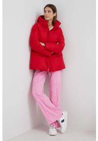 TOMMY HILFIGER - Tommy Hilfiger kurtka damska kolor czerwony zimowa oversize. Okazja: na co dzień. Kolor: czerwony. Materiał: materiał. Wzór: gładki, haft. Sezon: zima. Styl: casual #6