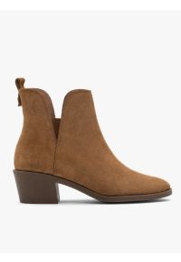 Ryłko - Welurowe botki z wyciętą cholewką. Kolor: beżowy. Materiał: skóra, welur. Szerokość cholewki: normalna. Obcas: na obcasie. Styl: street. Wysokość obcasa: średni #1