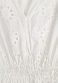 Born2be - Biała Bawełniana Rozkloszowana Sukienka z Ażurowym Wzorem i Gumką w Talii Ozdobiona Guzikami Venevia. Typ kołnierza: dekolt w kształcie V. Kolor: biały. Materiał: bawełna. Wzór: aplikacja, ażurowy. Styl: elegancki, klasyczny #7