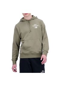 Bluza New Balance MT31514CGN - zielona. Okazja: na co dzień. Kolor: zielony. Materiał: dresówka, bawełna, prążkowany, poliester. Wzór: napisy. Styl: klasyczny, casual #1
