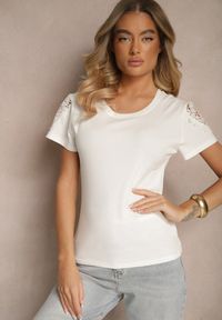 Renee - Biały T-shirt z Bawełny z Koronkowymi Rękawami Karilne. Okazja: na co dzień. Kolor: biały. Materiał: bawełna, koronka. Styl: klasyczny, casual #3