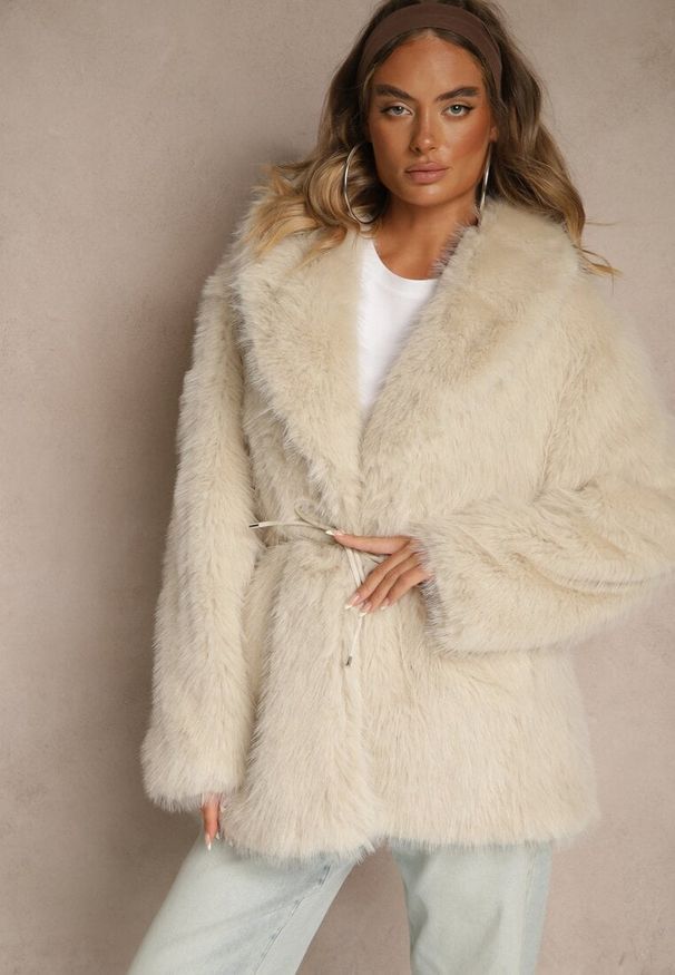 Renee - Beżowa Klasyczna Kurtka Futerko z Wąskim Wiązanym Paskiem w Talii Casfitta. Okazja: na co dzień. Kolor: beżowy. Materiał: futro. Wzór: nadruk. Styl: klasyczny