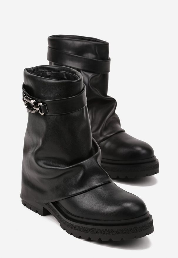 Renee - Czarne Botki Ozdobione Klamrami i Wywiniętą Cholewką Dorrie. Okazja: na co dzień. Zapięcie: klamry. Kolor: czarny. Materiał: skóra. Szerokość cholewki: normalna. Wzór: aplikacja. Styl: klasyczny, casual, elegancki