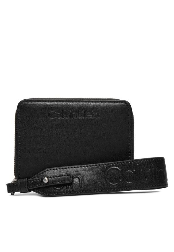 Calvin Klein Duży Portfel Damski Gracie Wallet W/Strap Md K60K611387 Czarny. Kolor: czarny. Materiał: skóra
