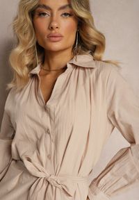 Renee - Beżowa Bawełniana Sukienka Koszulowa z Guzikami i Materiałowym Paskiem Wykończona Koronką Satala. Okazja: na co dzień. Typ kołnierza: dekolt w serek. Kolor: beżowy. Materiał: bawełna, koronka, materiał. Wzór: koronka. Typ sukienki: koszulowe. Styl: klasyczny, casual