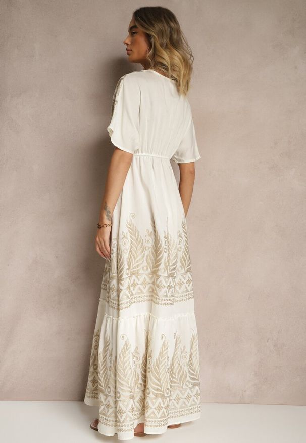 Renee - Jasnobeżowa Wiskozowa Sukienka Kopertowym Dekoltem i Frędzlami Redevie. Okazja: na co dzień. Kolor: beżowy. Materiał: wiskoza. Sezon: lato. Typ sukienki: kopertowe. Styl: klasyczny, casual, elegancki