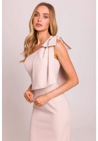 MOE - Elegancka sukienka ołówkowa na jedno ramię z kokardą j. beż. Okazja: na ślub cywilny, na imprezę, na wesele. Typ kołnierza: kokarda. Kolor: beżowy. Materiał: materiał, elastan. Typ sukienki: ołówkowe. Styl: elegancki. Długość: midi #2