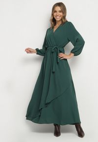 Born2be - Zielona Kopertowa Asymetryczna Sukienka Koktajlowa z Wiskozą Ozdobiona Paskiem Lanoresa. Okazja: na imprezę. Kolor: zielony. Materiał: wiskoza. Wzór: aplikacja. Typ sukienki: asymetryczne, kopertowe. Styl: wizytowy #1
