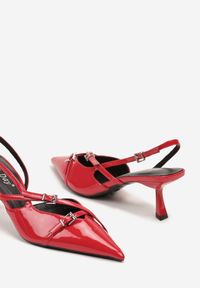 Renee - Czerwone Lakierowane Sandały z Obcasem Kaczuszką Ozdobione Paskami ze Sprzączkami Falinivia. Okazja: na co dzień. Nosek buta: szpiczasty. Zapięcie: pasek. Kolor: czerwony. Wzór: aplikacja. Materiał: lakier. Obcas: na obcasie. Styl: casual, elegancki. Wysokość obcasa: średni #7