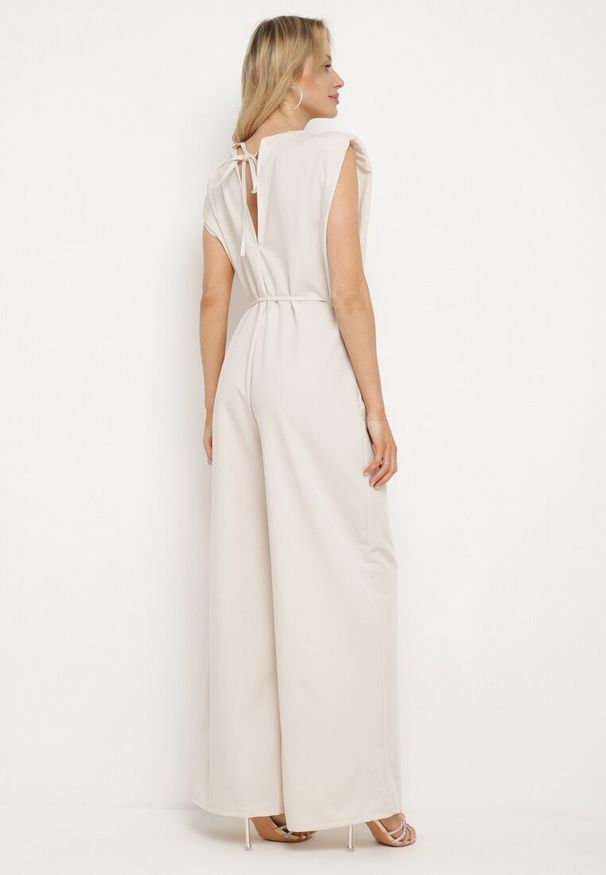 Born2be - Beżowy Wiązany Kombinezon z Prostymi Nogawkami i Wiskozą oraz Kwiatową Aplikacją Dimenna. Kolor: beżowy. Materiał: wiskoza. Wzór: kwiaty, aplikacja. Styl: elegancki