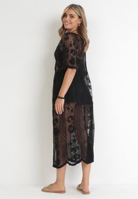 Born2be - Czarna Haftowana Narzutka z Siateczki z Krótkim Rękawem i Sznurkiem w Talii Cateia. Kolor: czarny. Długość rękawa: krótki rękaw. Długość: krótkie. Wzór: haft. Styl: boho, wakacyjny #5