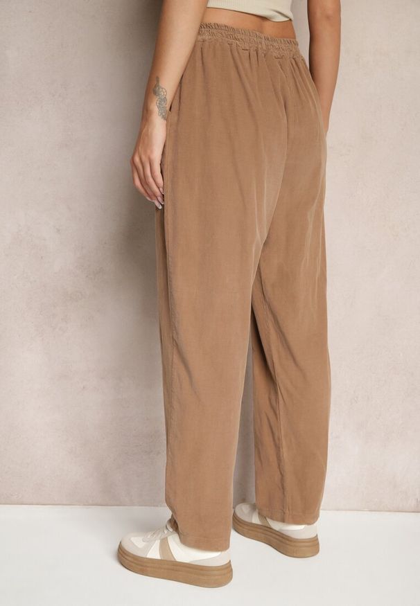 Renee - Brązowe Bawełniane Spodnie High Waist w Klasycznym Stylu Arivora. Okazja: na co dzień. Stan: podwyższony. Kolor: brązowy. Materiał: bawełna. Styl: klasyczny