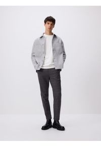 Reserved - Spodnie slim fit w kratę - ciemnoszary. Kolor: szary. Materiał: wiskoza, bawełna