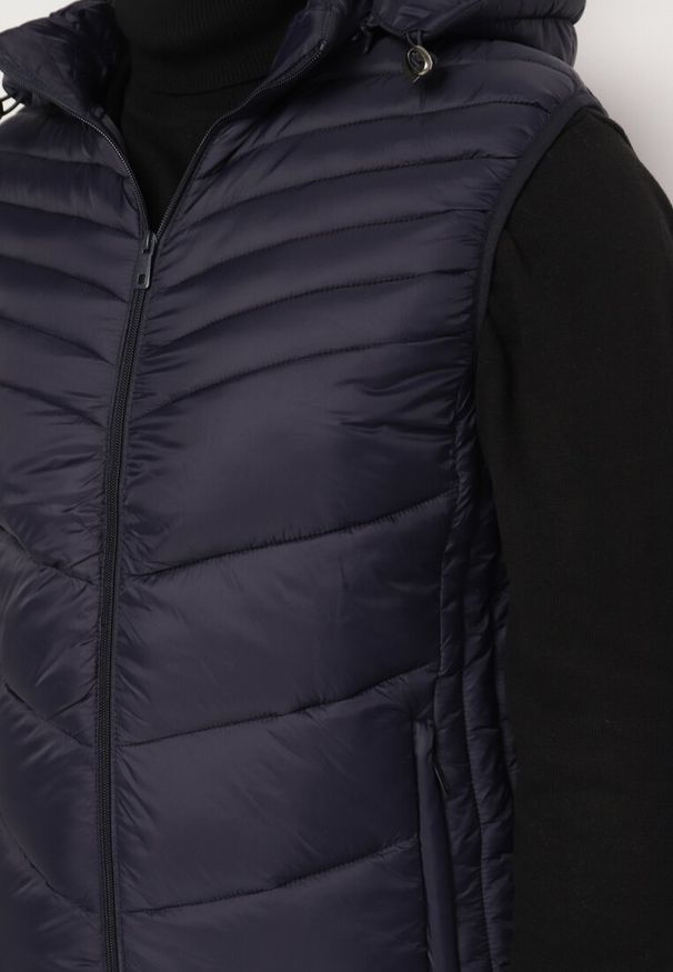 Born2be - Granatowa Kamizelka z Ozdobnym Pikowaniem i Kieszeniami na Suwaki oraz Odpinanym Kapturem Mioratta. Okazja: na co dzień. Kolor: niebieski. Materiał: jeans. Styl: klasyczny, sportowy, casual, elegancki