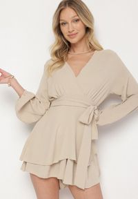 Born2be - Beżowa Kopertowa Sukienka Kombinezon Mini z Falbanką Bomina. Okazja: na randkę. Kolor: beżowy. Styl: elegancki #3