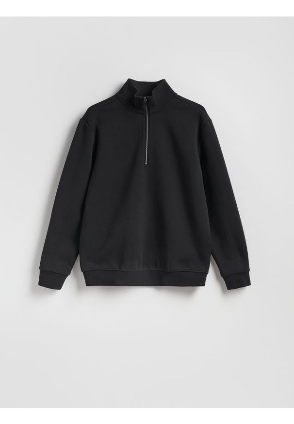 Reserved - Gładka bluza ze stójką - czarny. Typ kołnierza: kołnierzyk stójkowy. Kolor: czarny. Materiał: bawełna, dzianina. Wzór: gładki