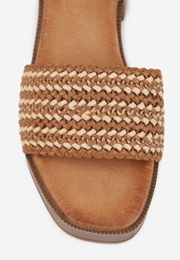 Born2be - Ciemnobeżowe Sandały VICES na Słupku z Imitacji Drewna z Plecioną Cholewką Chenelea. Nosek buta: otwarty. Zapięcie: sprzączka. Kolor: beżowy. Materiał: zamsz, skóra. Sezon: lato. Obcas: na słupku. Styl: klasyczny. Wysokość obcasa: średni