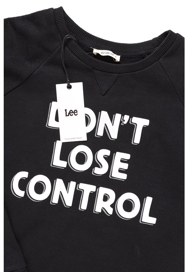 Lee - BLUZA LEE DAMSKA CORE CREWNECK SWS BLACK L53SDE01. Wzór: napisy