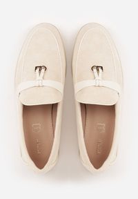 Born2be - Beżowe Eleganckie Mokasyny VICES z Imitacji Zamszu ze Skórzaną Wkładką Jaenith. Okazja: na co dzień, na spotkanie biznesowe. Kolor: beżowy. Materiał: zamsz, skóra. Wzór: aplikacja. Styl: elegancki #6