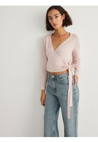 Reserved - Kopertowy sweter z wiązaniem - różowy. Kolor: różowy. Materiał: dzianina. Wzór: gładki