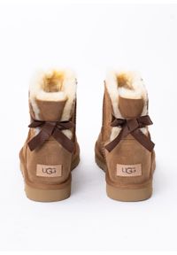 Ugg - Buty zimowe damskie UGG W Mini Bailey Bow II (1016501-CHE). Okazja: na plażę. Kolor: brązowy. Materiał: materiał. Sezon: zima. Styl: młodzieżowy #4