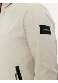 Calvin Klein Kurtka przejściowa K10K111441 Beżowy Regular Fit. Kolor: beżowy. Materiał: syntetyk