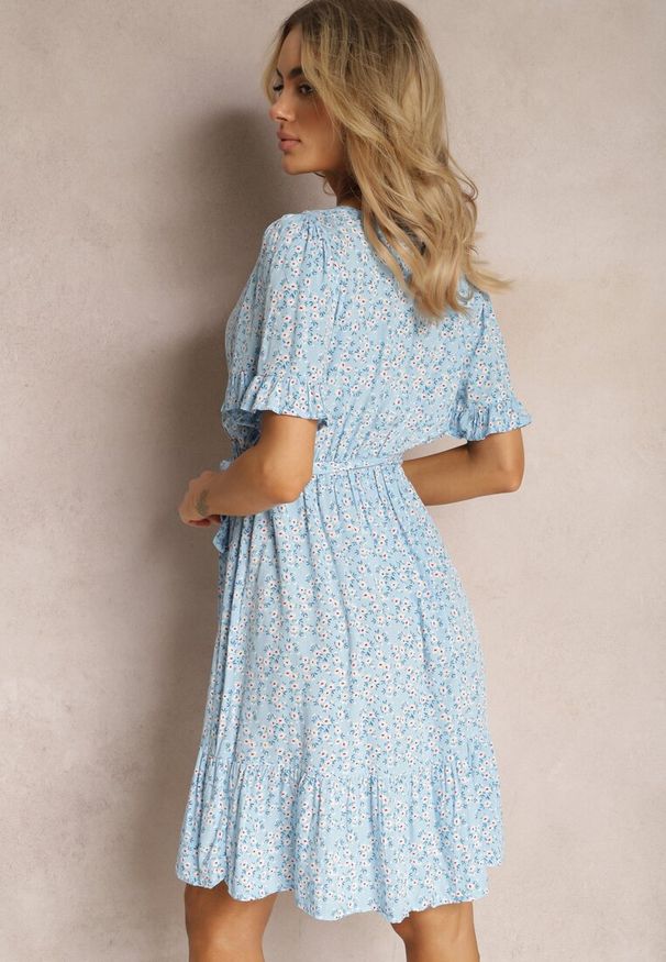 Renee - Niebieska Rozkloszowana Sukienka Wiskozowa Mini w Kwiatowy Print z Falbanką Taelle. Kolor: niebieski. Materiał: wiskoza. Wzór: kwiaty, nadruk. Długość: mini