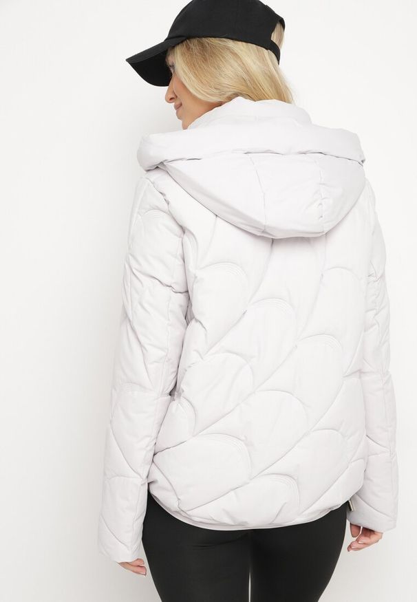 Born2be - Biała Pikowana Kurtka o Pudełkowym Kroju z Kapturem i Ściągaczami Selizola. Okazja: na spacer. Typ kołnierza: kaptur. Kolor: biały. Materiał: jeans, skóra. Styl: sportowy