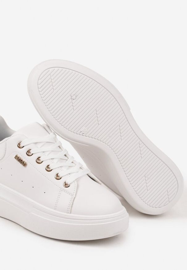 Renee - Białe Sneakersy na Niskim Koturnie Zdobione Metalicznymi Wstawkami Alirisa. Okazja: na co dzień. Kolor: biały. Materiał: jeans. Szerokość cholewki: normalna. Wzór: aplikacja. Obcas: na koturnie