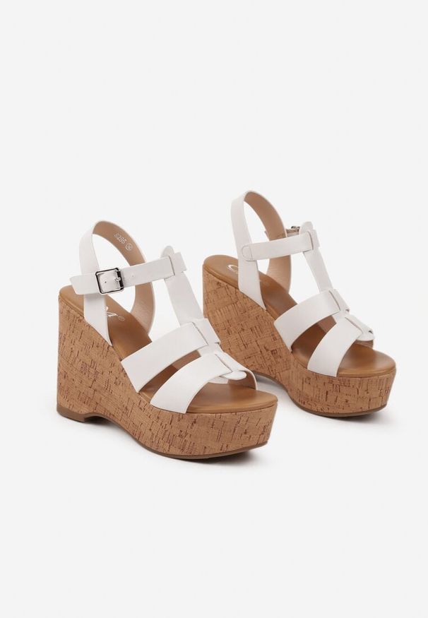Born2be - Białe Sandały Drewniaki na Koturnie w Stylu Boho Horria. Okazja: na co dzień, na plażę, na spacer. Nosek buta: otwarty. Zapięcie: sprzączka. Kolor: biały. Sezon: lato. Obcas: na koturnie. Styl: boho