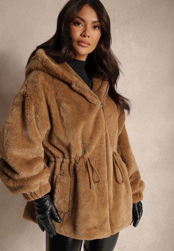 Renee - Brązowa Kurtka Futerkowa z Kapturem Ściągana w Pasie Weriste. Okazja: na spacer. Typ kołnierza: kaptur. Kolor: brązowy. Materiał: jeans. Długość rękawa: długi rękaw. Długość: długie. Styl: elegancki