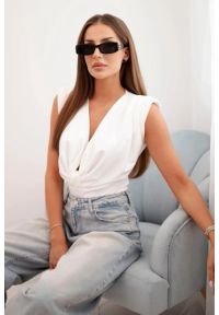Kesi Włoski - Bluzka body damska satynowa z głębokim dekoltem ecru. Okazja: na co dzień. Typ kołnierza: dekolt w kształcie V. Materiał: satyna. Styl: elegancki, casual