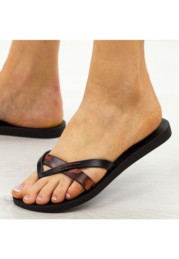 Czarne płaskie japonki damskie Ipanema Kirei 83673. Okazja: na co dzień, na plażę, na spacer. Kolor: czarny. Materiał: guma. Sezon: lato, wiosna. Obcas: na płaskiej podeszwie. Styl: wakacyjny, klasyczny, casual
