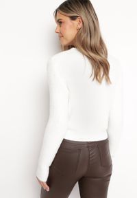 Born2be - Biały Krótki Sweter Puchaty Dindra. Kolor: biały. Materiał: tkanina, dzianina. Długość: krótkie