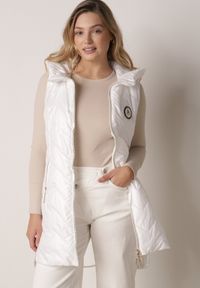 Born2be - Biała Przejściowa Kamizelka Pikowana o Długim Kroju z Kapturem i Naszywką Harmaste. Okazja: na co dzień. Typ kołnierza: kaptur. Kolor: biały. Materiał: jeans. Długość: długie. Wzór: aplikacja. Styl: casual #3