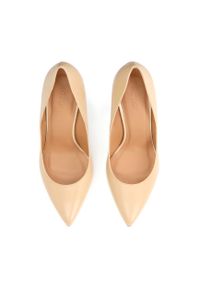 Kazar - Beżowe czółenka damskie. Kolor: beżowy. Materiał: skóra. Szerokość cholewki: normalna. Obcas: na obcasie. Styl: klasyczny. Wysokość obcasa: średni #5