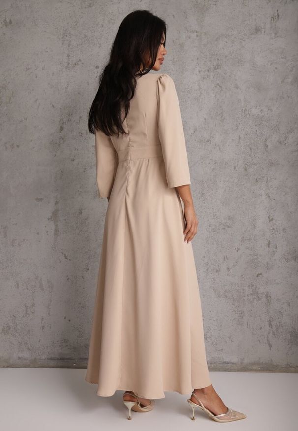 Renee - Beżowa Elegancka Sukienka o Kopertowym Kroju Zdobiona Aplikacją w Talii Zilendra. Kolor: beżowy. Wzór: aplikacja. Typ sukienki: kopertowe. Styl: elegancki