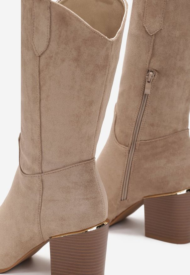 Renee - Ciemnobeżowe Botki w Stylu Kowbojek na Obcasie z Długą Cholewką Mabilla. Okazja: na co dzień. Kolor: beżowy. Materiał: skóra, jeans. Szerokość cholewki: normalna. Obcas: na obcasie. Styl: casual. Wysokość obcasa: średni