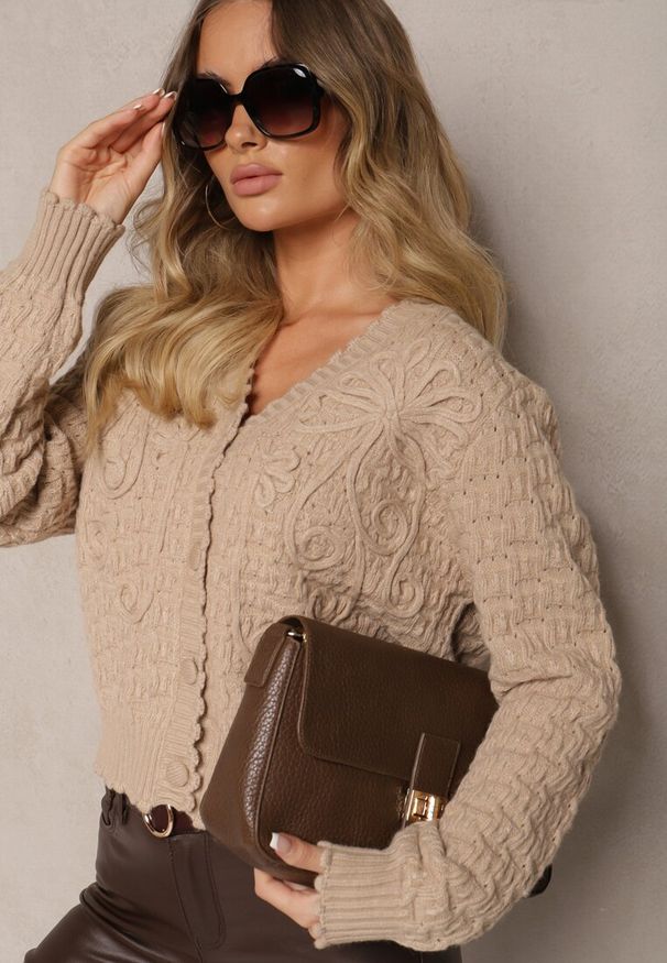 Renee - Beżowy Kardigan w Stylu Oversize z Guzikami i Ozdobnymi Tłoczeniami Palabia. Kolor: beżowy. Sezon: zima