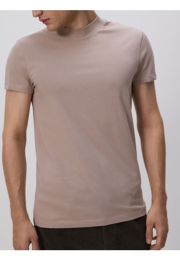 Reserved - Bawełniany t-shirt slim fit - brązowy. Kolor: brązowy. Materiał: bawełna