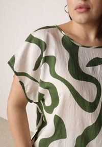 Born2be - Zielona Wiskozowa Bluzka Oversize z Krótkim Rękawem w Abstrakcyjny Wzór Ginedina. Okazja: na co dzień, na spotkanie biznesowe, do pracy. Kolor: zielony. Materiał: wiskoza. Długość rękawa: krótki rękaw. Długość: krótkie. Styl: biznesowy, casual, elegancki #2