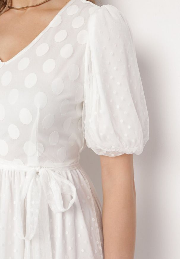 Born2be - Biała Tiulowa Sukienka Maxi z Paskiem Falbankami i Bufiastymi Rękawami Zelari. Typ kołnierza: kołnierz z falbankami. Kolor: biały. Materiał: tiul. Długość: maxi